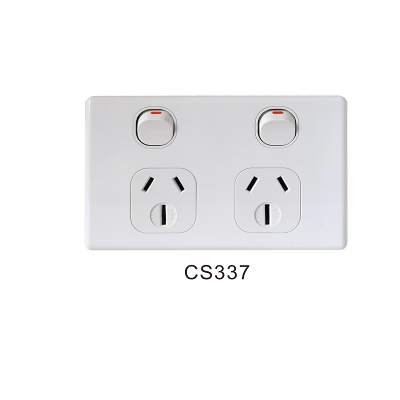 CLASSIC 双联通用电源插座 15A 